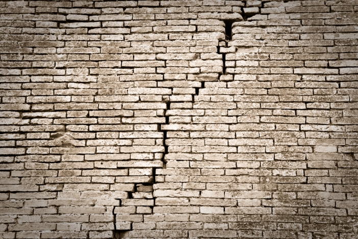 shutterstock196241801-cracked-crumbling-foundati